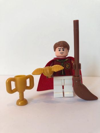 Figurine type lego Cédric Dubois en tenue de quidditch avec le bib d’or. Harry Potter