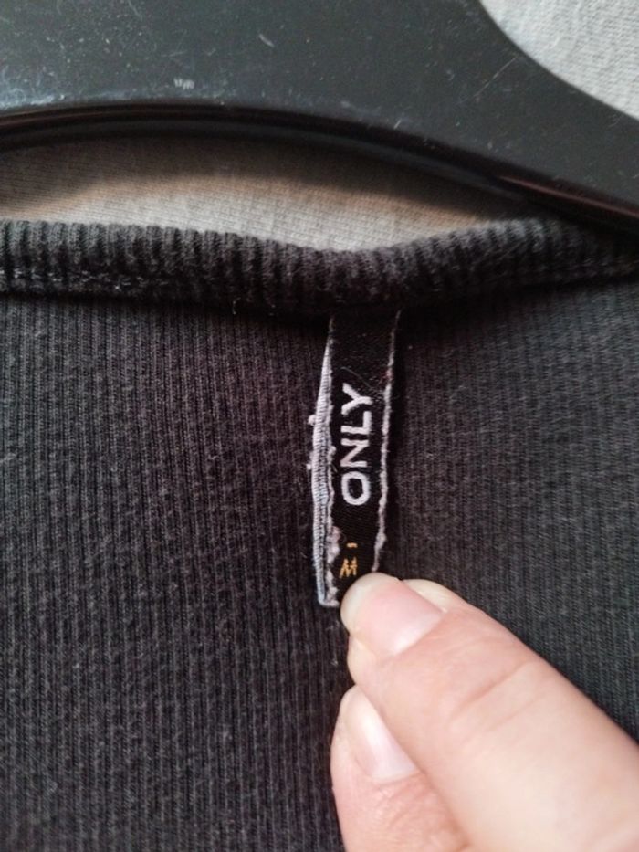 Pull léger et court noir taille M - photo numéro 2