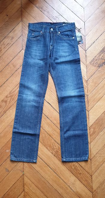 NEUF jean Levi's Strauss bleu taille 10 ans. Avec étiquette