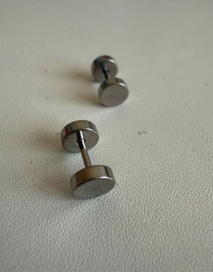 Boucles d’oreilles homme argent ronde en acier inoxydable simple - photo numéro 4