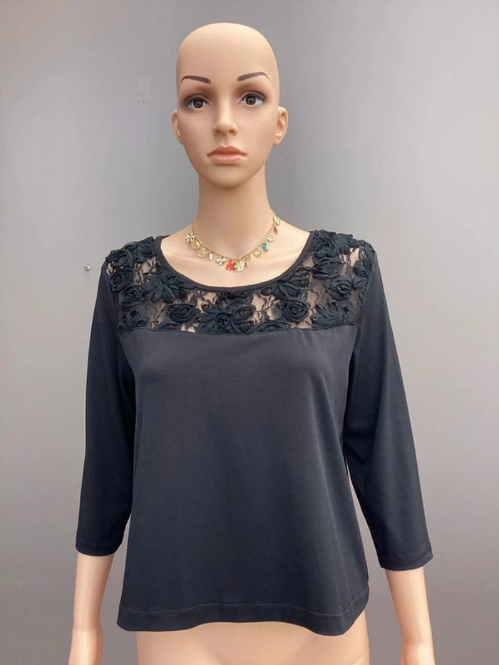 Haut noir à dentelle florale – Taille 3 convient à un S – Très bon état