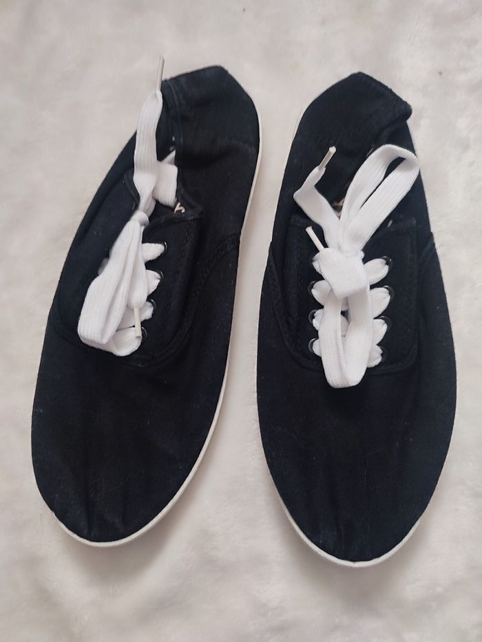 Tennis noir lacets blancs taille 37