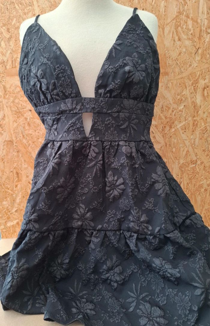 Robe décolleté V avec dos ouvert - photo numéro 2