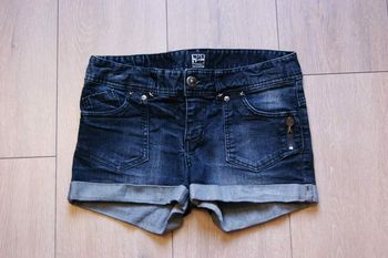 Short en jean bleu foncé.  Femme taille 38. Marque Walk and Talk