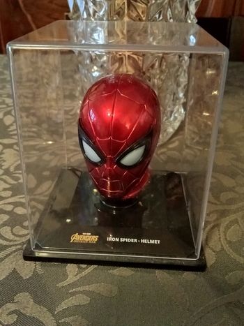 Figurine casque Marvel.