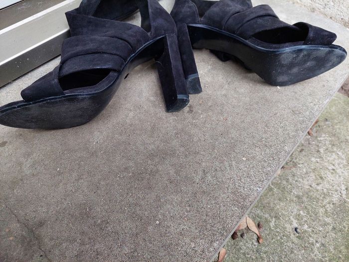 Talon sandales matière effet daim suédine couleur noir Zara - photo numéro 6