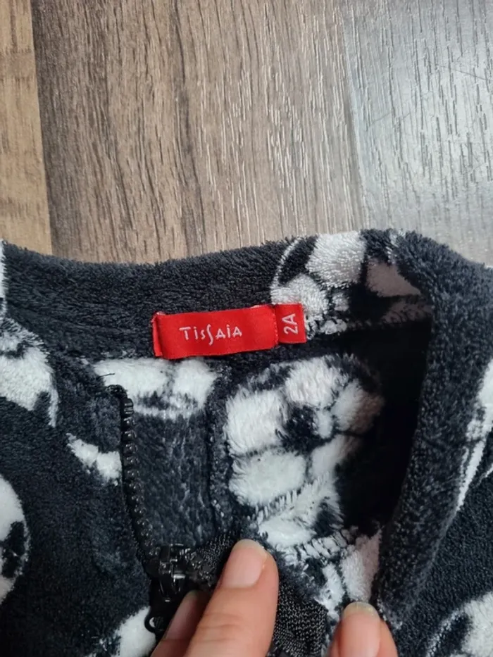 Pyjama chaud intégral zippé noir et ballons de foot. Garçon/ Fille. Taille 2 ans. Tissaïa. TBE - photo numéro 3