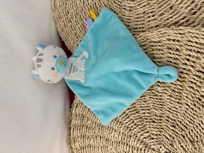 Doudou Plat Chat Tigré Bleu Clair Blanc Gris Moustaches Nez Jaune - Sucre D'orge - photo numéro 2