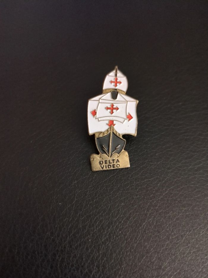 Pin's Bateau Santa Maria Christophe Colomb signé AB