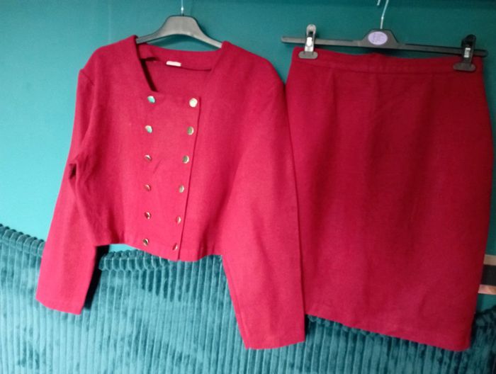 Joli tailleur hiver rouge cerise - photo numéro 2