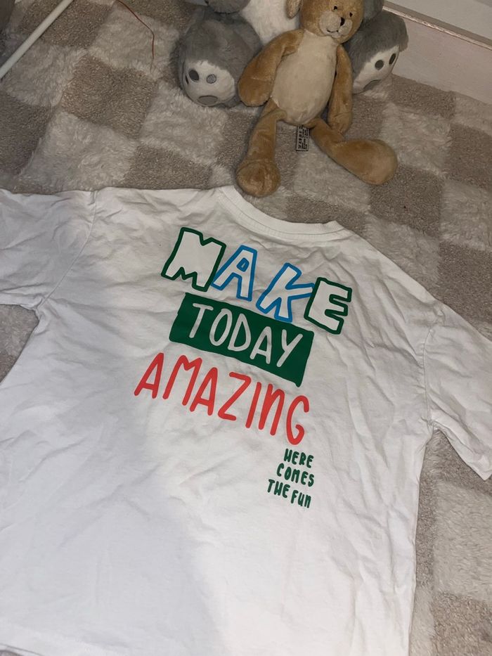 T-shirt blanc, avec des motifs sur le dos - photo numéro 3