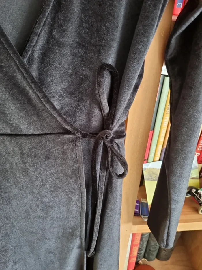 Robe noire Stradivarius en velours ras  S - photo numéro 4