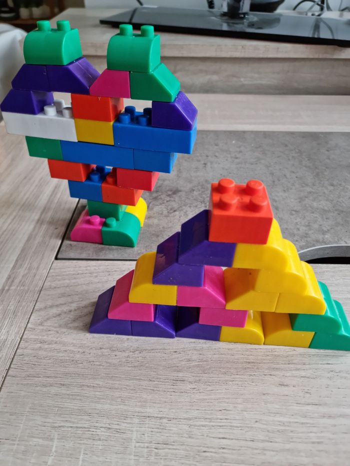 Lot de 42 briques de construction