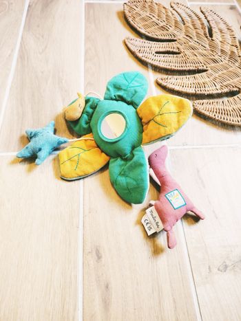 🌿Suspension feuille Peluche doudou d'éveil activités sensorielles en tissu marque Moulin Roty