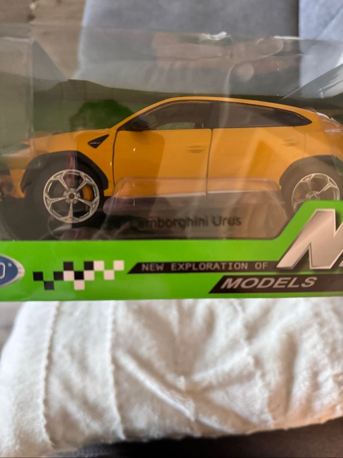 Lamborghini Urus jaune 1:24 Neuf + emballage - photo numéro 6