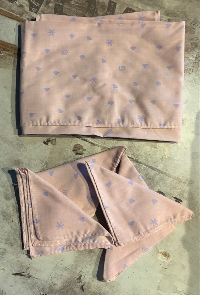 Vaisselle de pique nique dans un panier rose - photo numéro 4