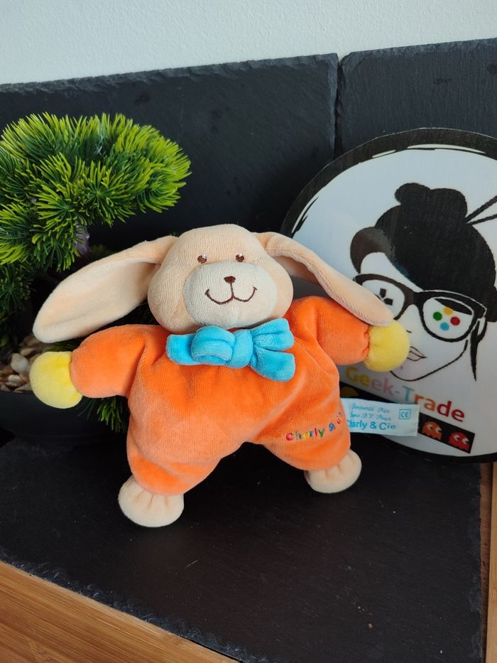 peluche doudou hochet lapin orange bleu noeud marron beige Charly & co Tiamo