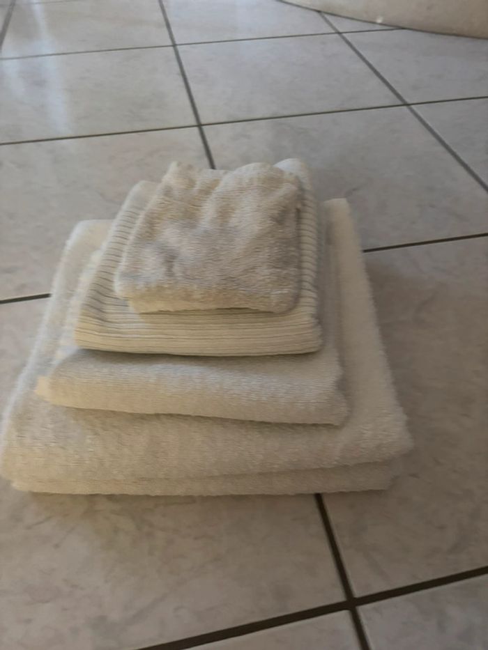 Lot parure de bain (2disponibles) plus cadeau lot torchons