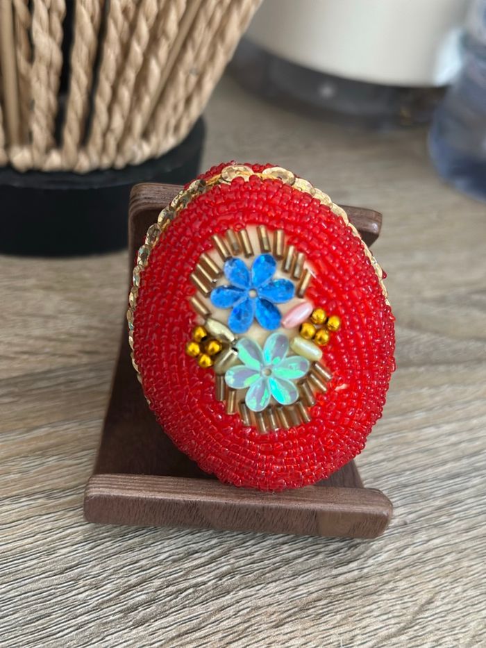 Oeufs recouvert de perles rouge - photo numéro 2