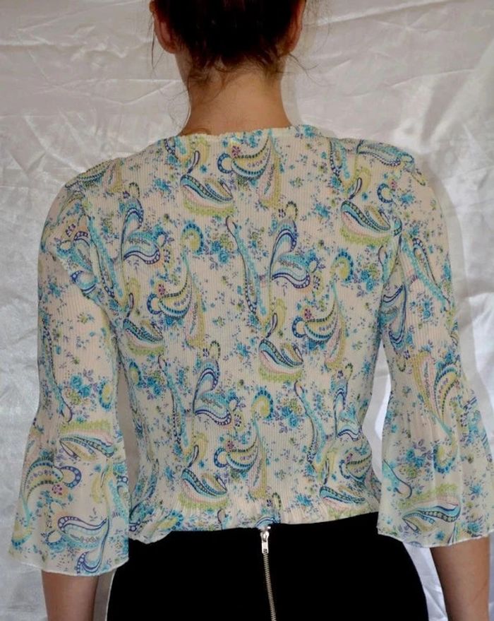top court blouse col V bleu et vert à motif taille 34/36 jolies manches évasées 3/4 - photo numéro 6