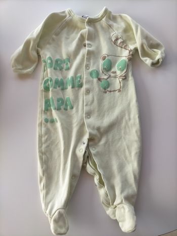 Pyjama 12 mois.