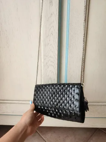 Sac bandoulière chaine similicuir brillant