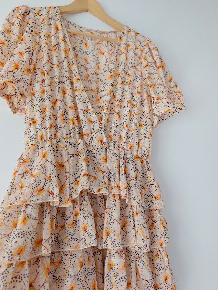 Robe estivale à volant
Look romantique, bohème 
Imprimé fleuri, couleur beige abricot
Taille 38 M
Très bon état - photo numéro 7