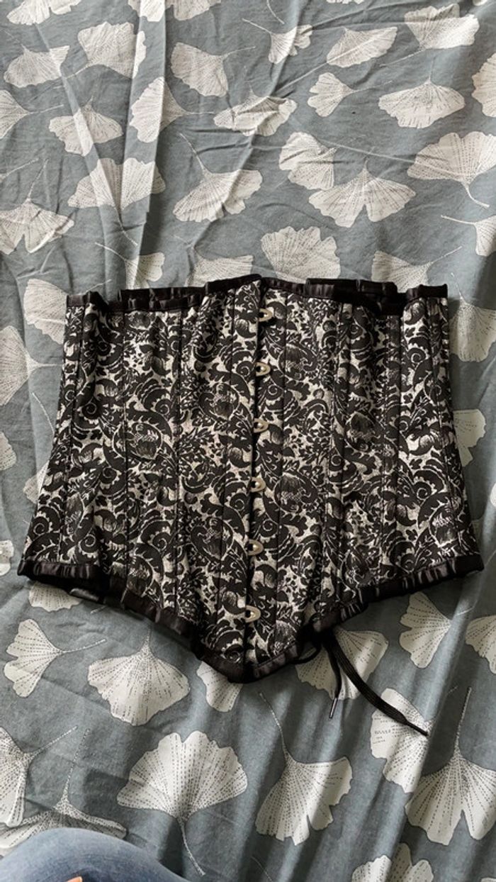 Corset noir et argenté