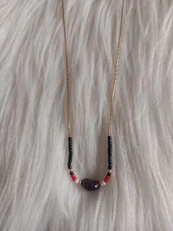 Collier avec perles et pierre, doré en acier inoxydable ajustable Neuf avec étiquette