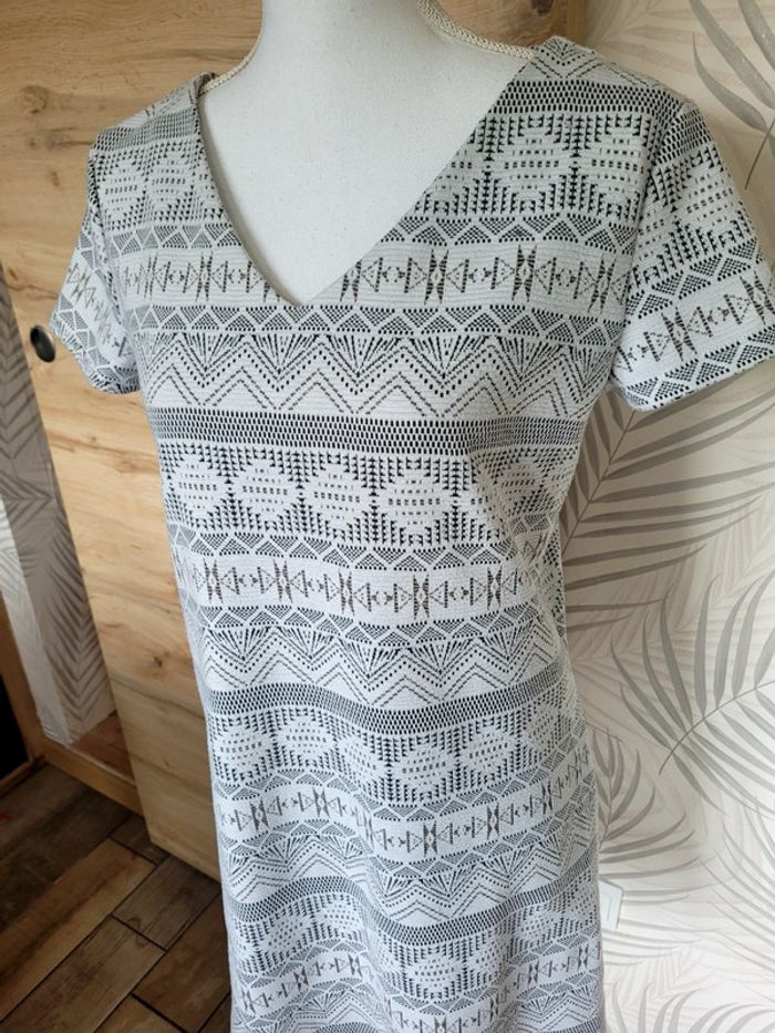 Très jolie robe taille 40 blanche et grise - photo numéro 2