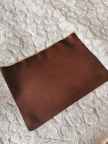 Pochette range papiers marron en simili-cuir