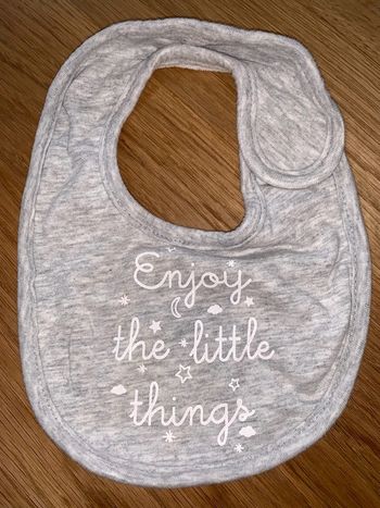 Bavoir bébé Tao tape à l’œil Gris chiné Visuel blanc enjoy the little things