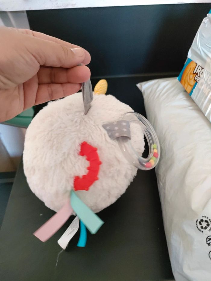 Boule hochet sensoriel range tétine oxybul