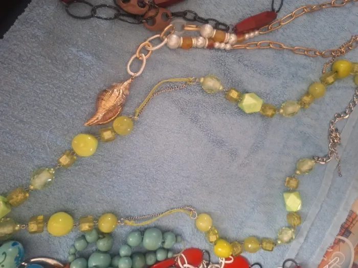 Collier différents couleur