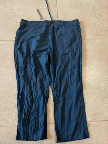 Pantalon bleu, taille XXL, très bon état, 46x85cm