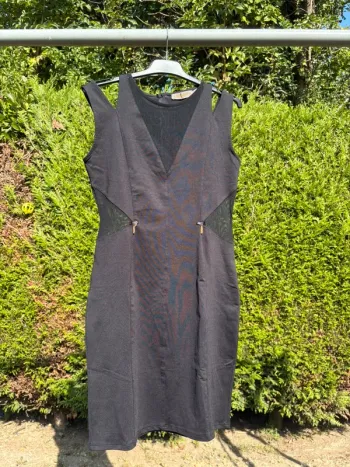 Robe noire chic moulante – Marque Charlott’