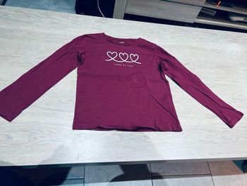 Teeshirt manches longues bordeaux motifs cœurs 8 ans 