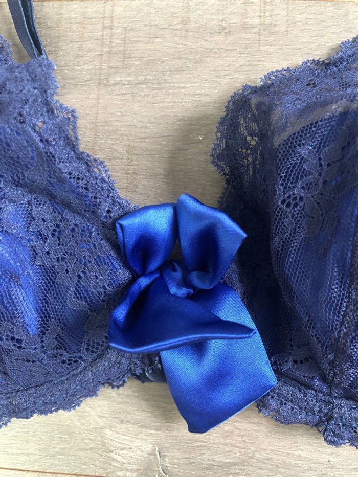 Très joli soutien gorge triangle Etam avec dentelle taille 90B bleu nuit - photo numéro 3
