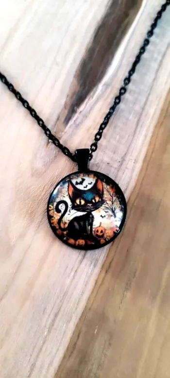 Collier avec pendentif rond chat noir