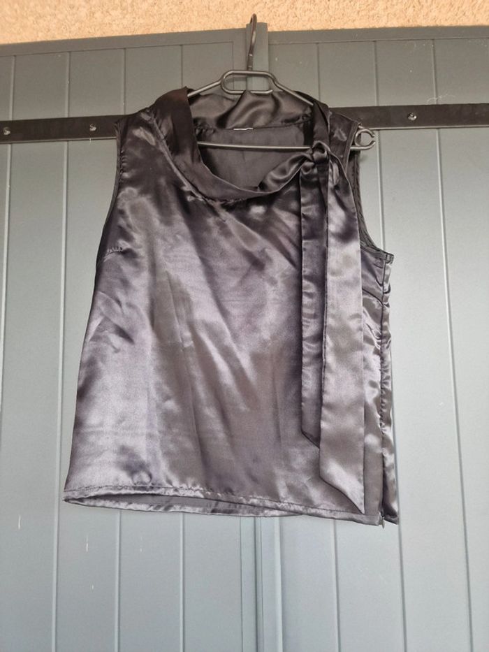 Blouse noire effet satin avec col lavallière