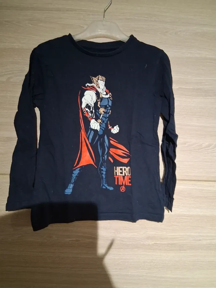 Tee-shirt manches longues avengers taille 7ans