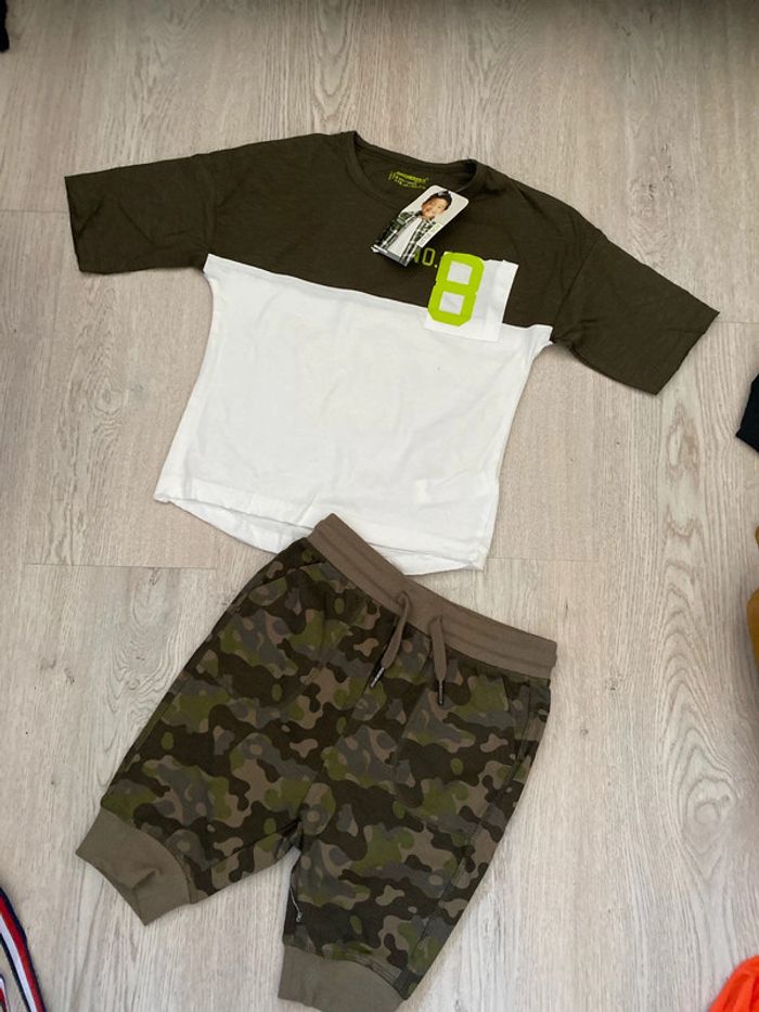 Ensemble, T-shirt et short camouflage, marque orchestra taille 6 ans