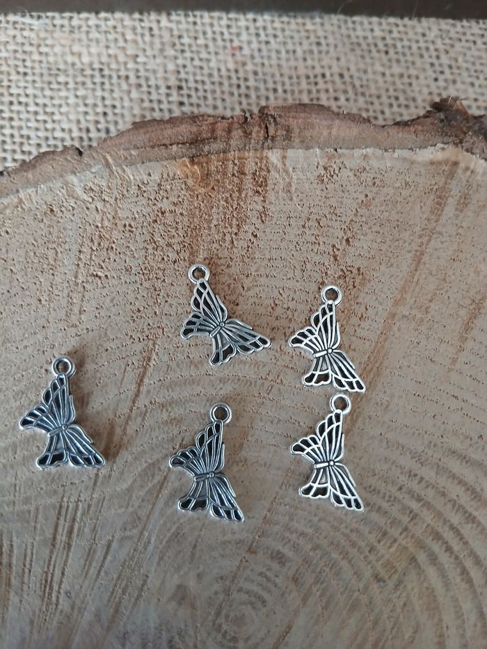 Lot de 22 breloques papillons