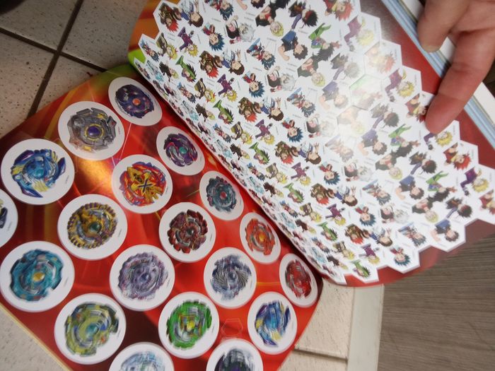 Livre d'activité, gommettes beyblade burst, livre collector - photo numéro 3