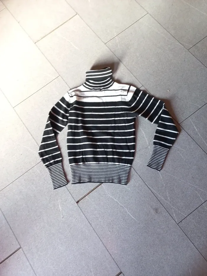Pull rayé col roulé