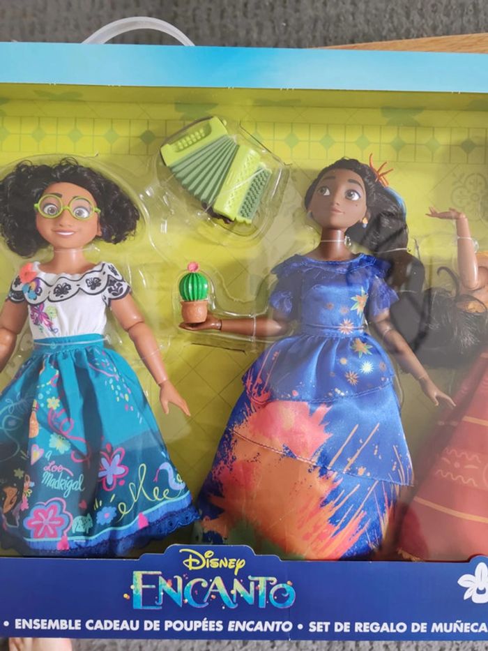 Coffret officiel et rare de 4 figurines disney Encanto - photo numéro 4