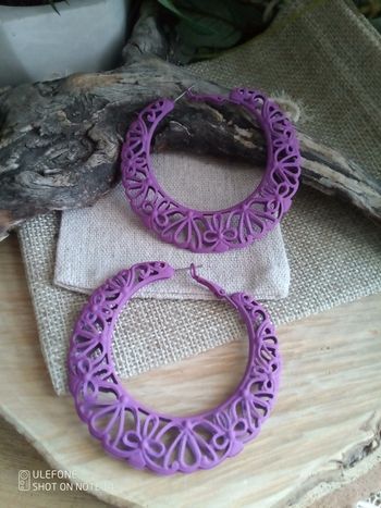 Grandes créoles filigranées métal violet