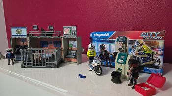 Lot playmobil : voleur et policier et poste police transportable