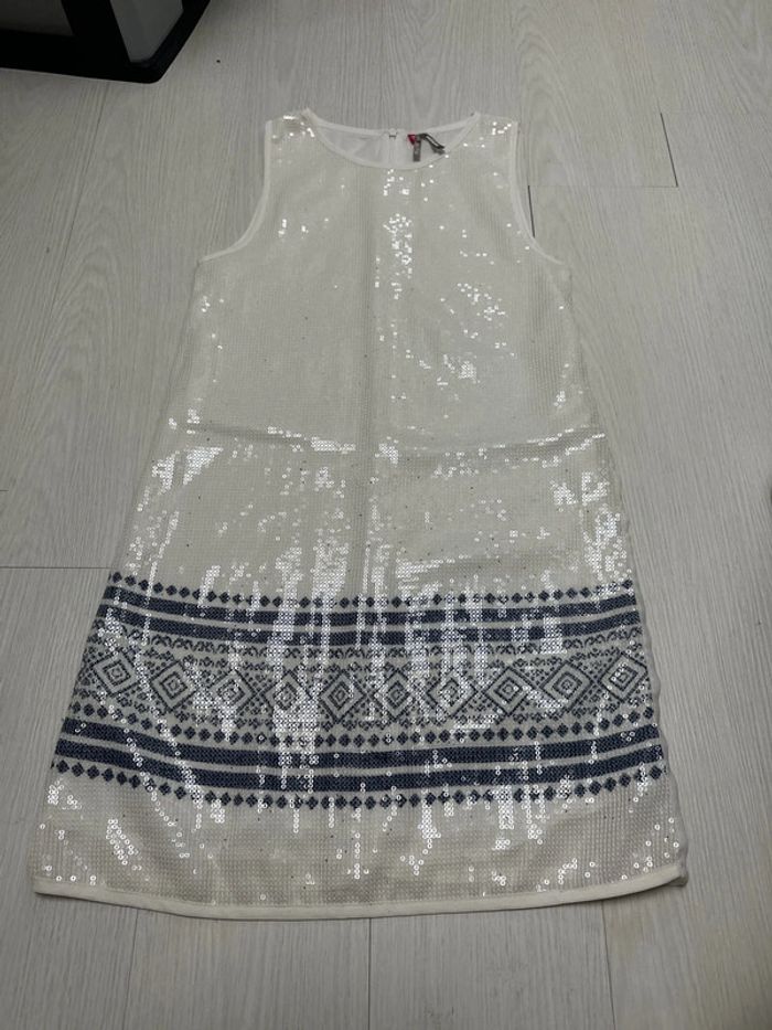 Robe en sequins, blanc, motif bleu marine, orchestra 10 ans