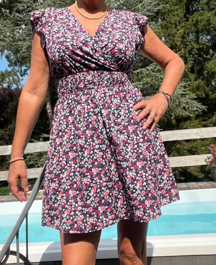 Jolie petite robe d été taille m pour 38 motif fleurit rose et noir taille élastique état neuf - photo numéro 11
